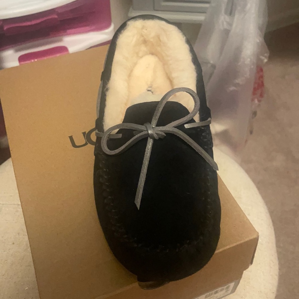 New Woman’s Ugg’s Dakota metallic black size 8.new